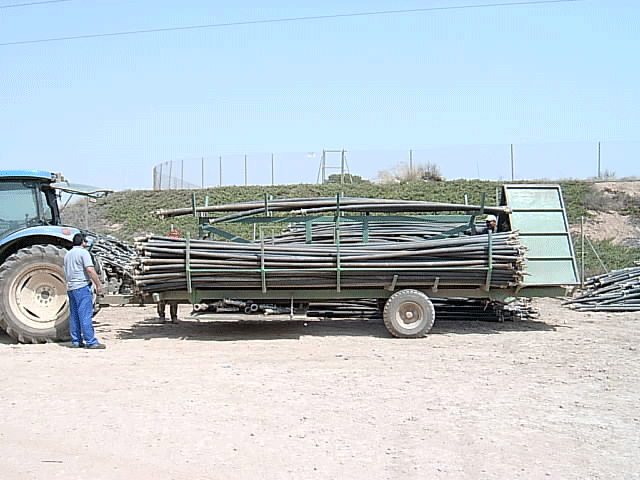 Remolque portatubos para trasportar tubos de riego