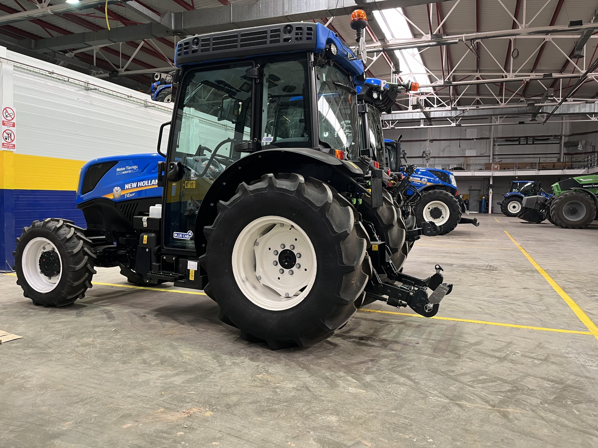 Alquiler tractor New Holland T4.100F cabina Agrotec Motor Tarrega